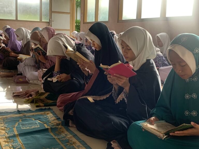 Program Menghafal Alquran: Membentuk Anak Religius, Beriman, dan Generasi Ulul Albab